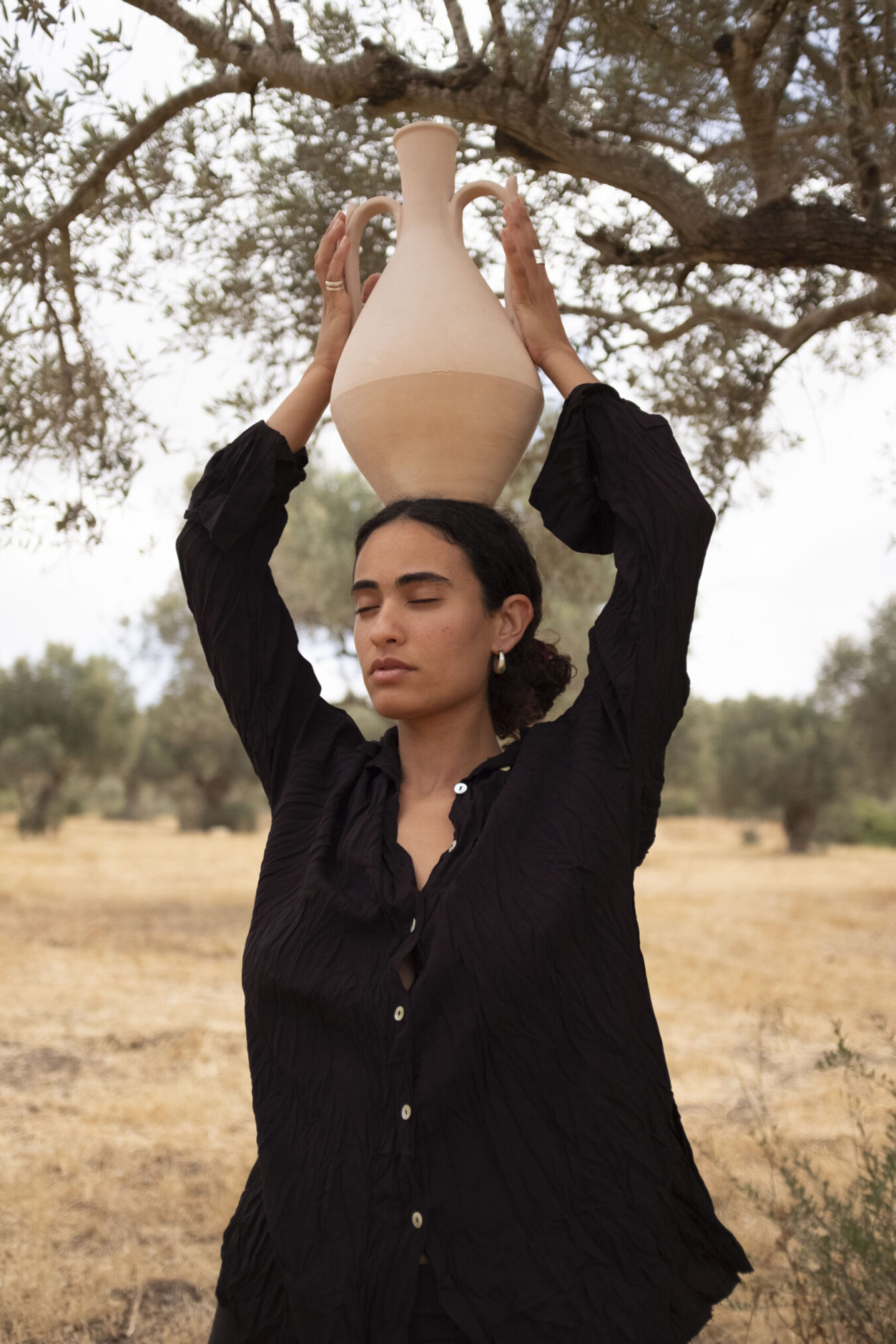 Cropped Buttoned Shirt In Black - Image 7