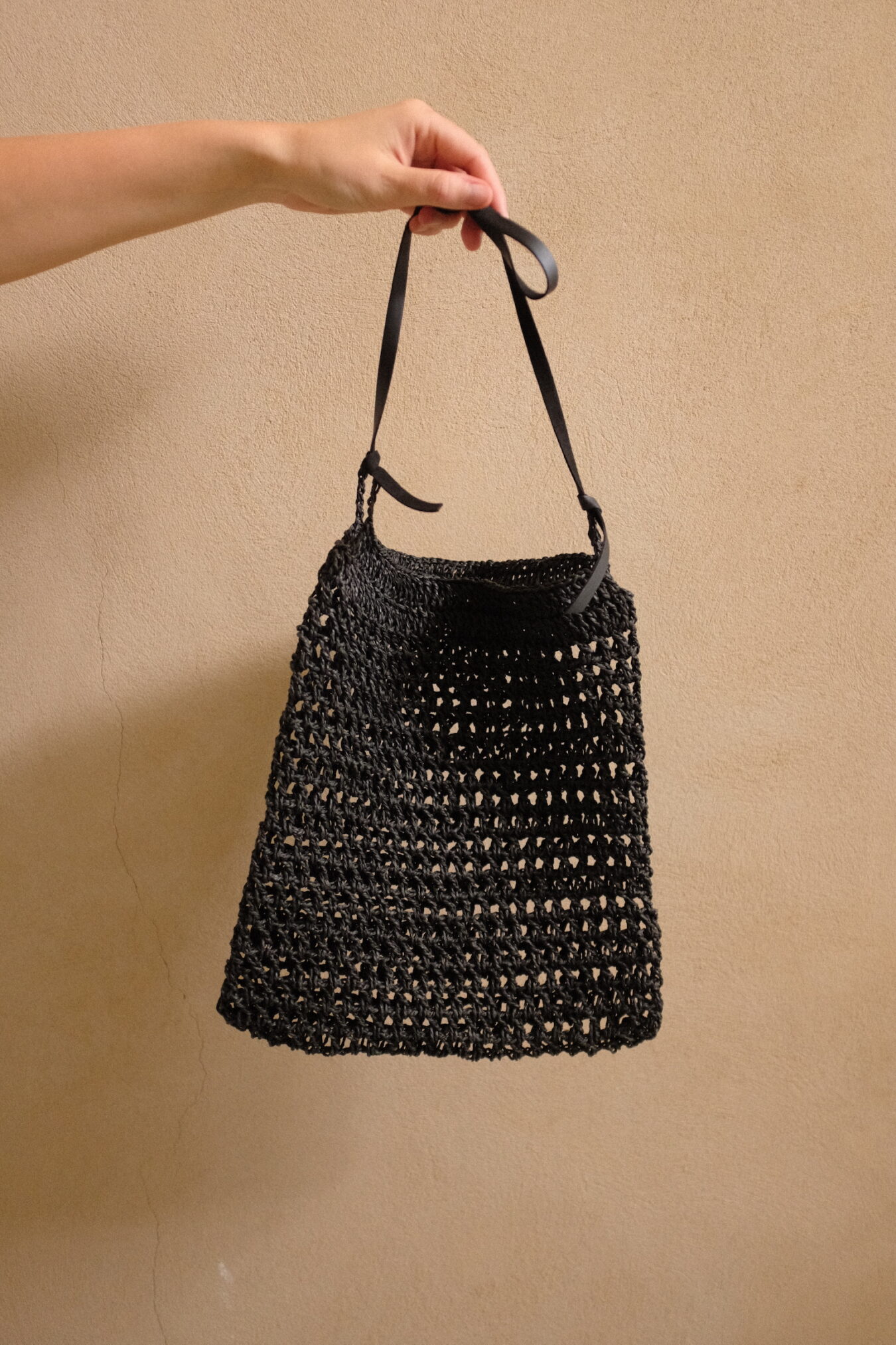 Breezy raffia bag in black - Image 3