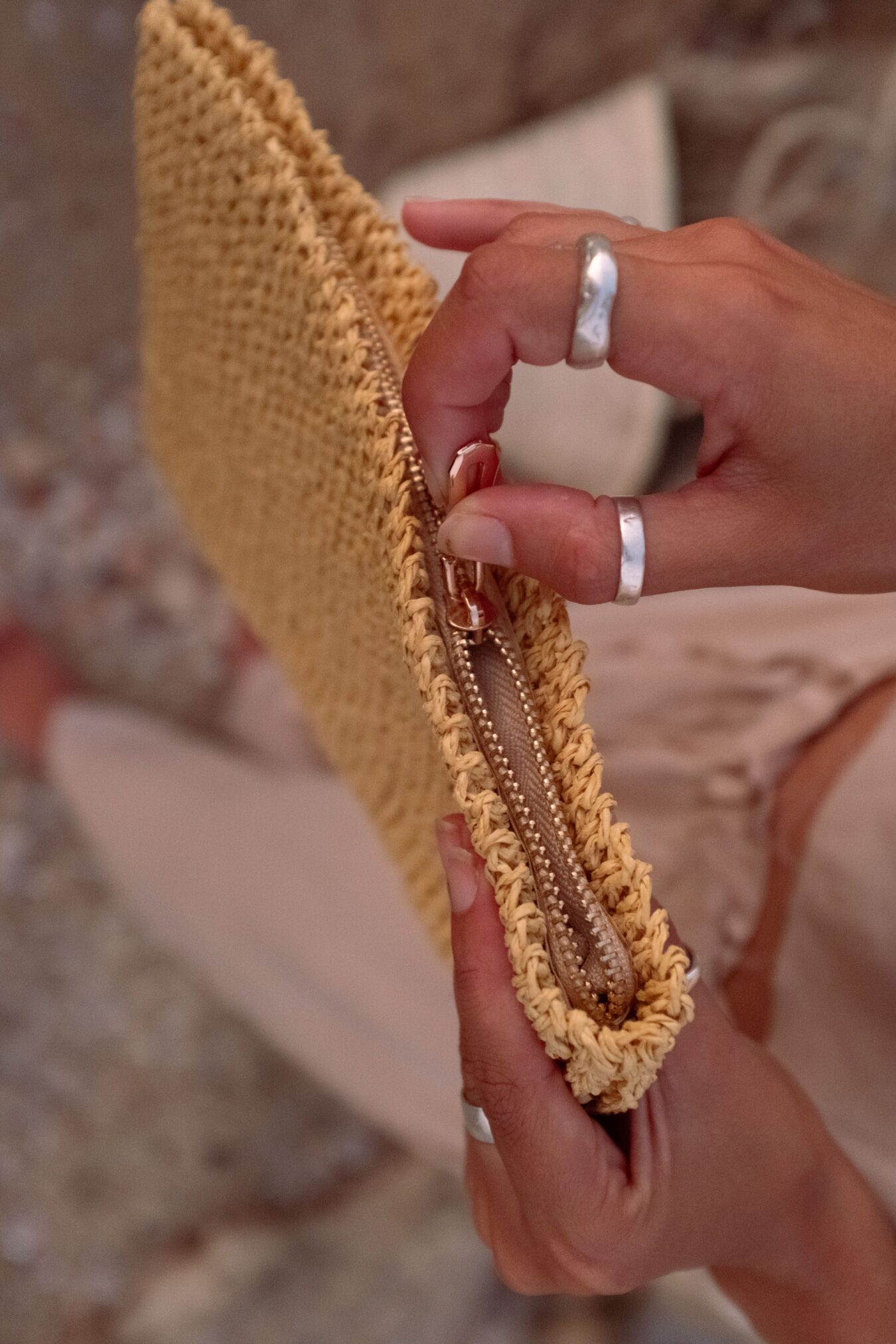 Raffia pouch - Image 4
