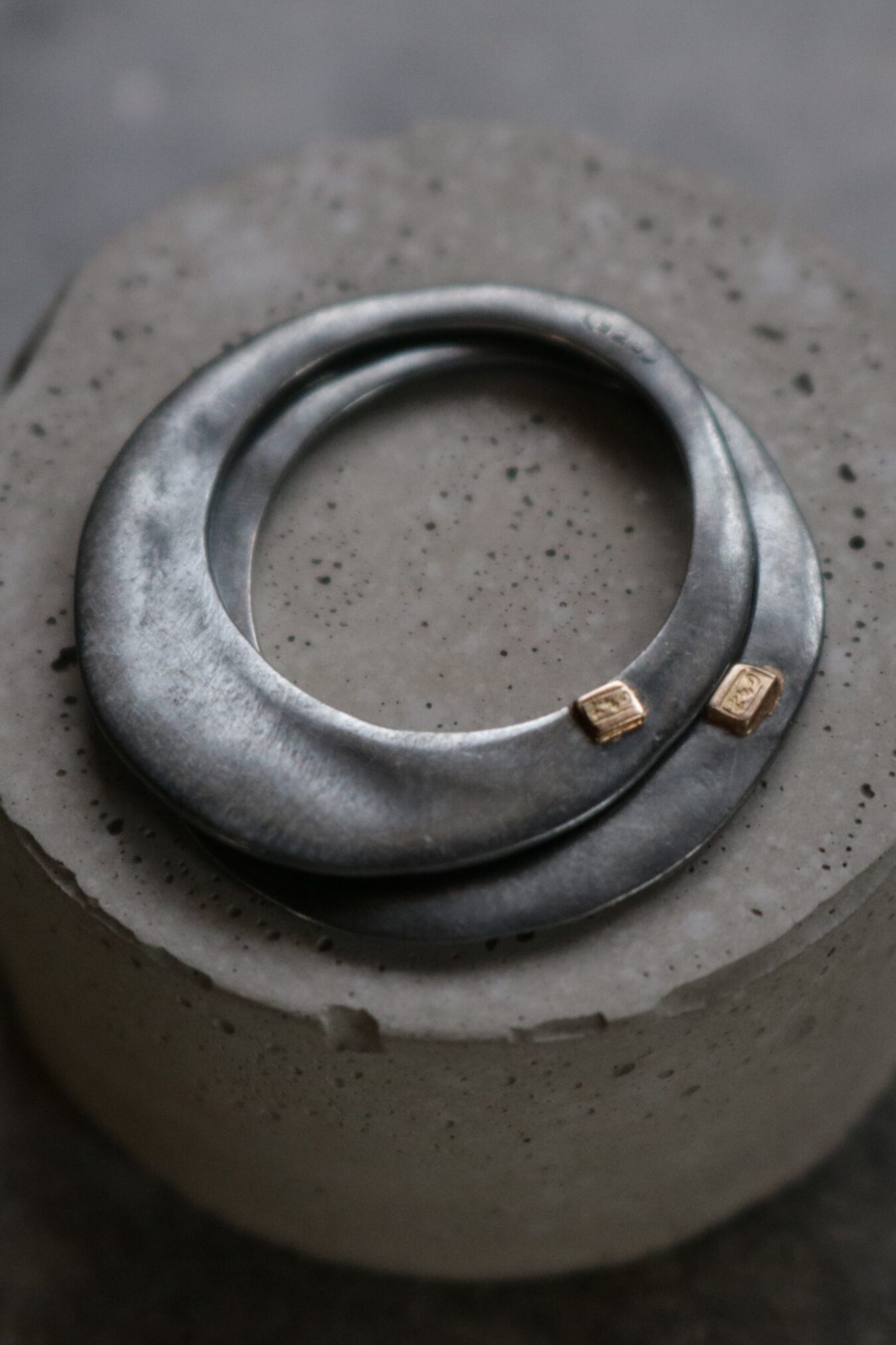 Pilou dark ring