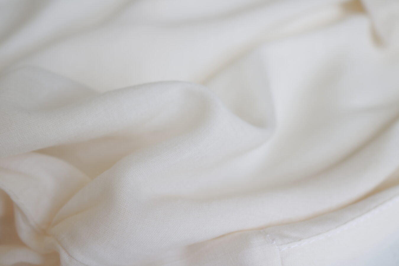 Cropped Buttoned Shirt In White - Image 8