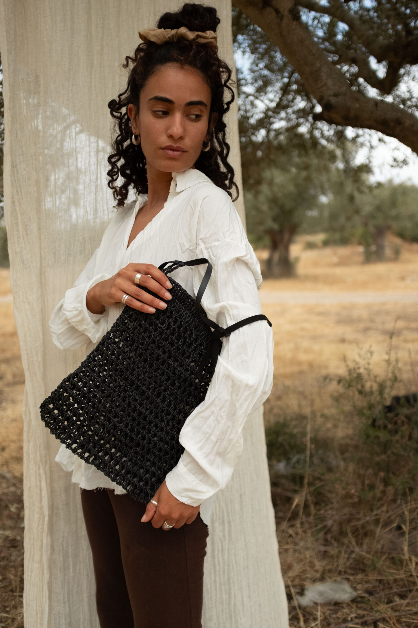 Breezy raffia bag in black - Image 2