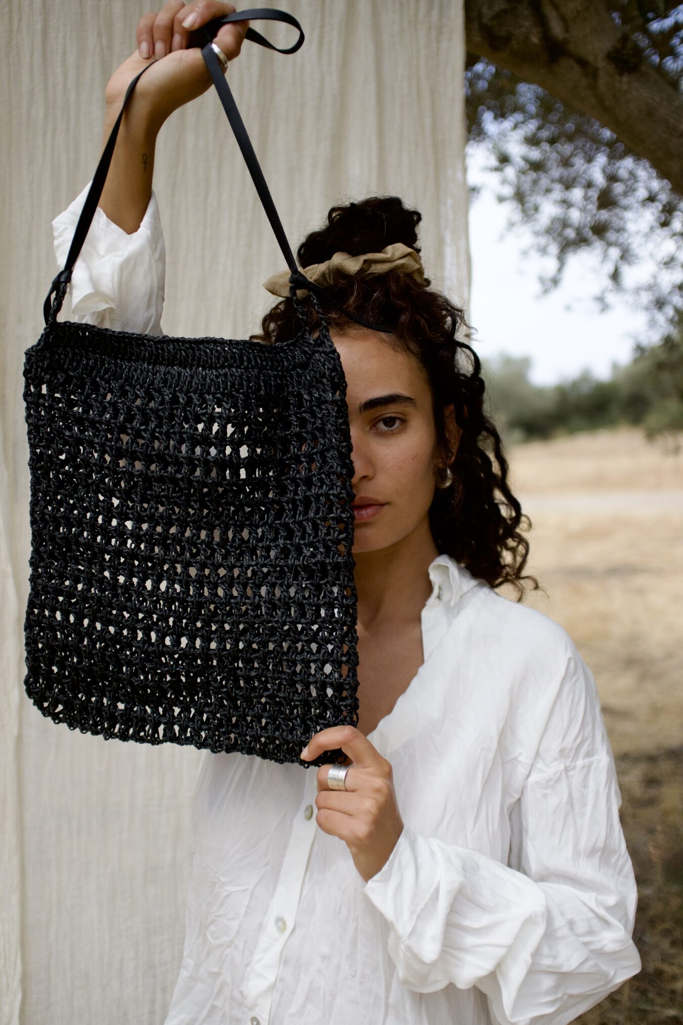 Breezy raffia bag in black