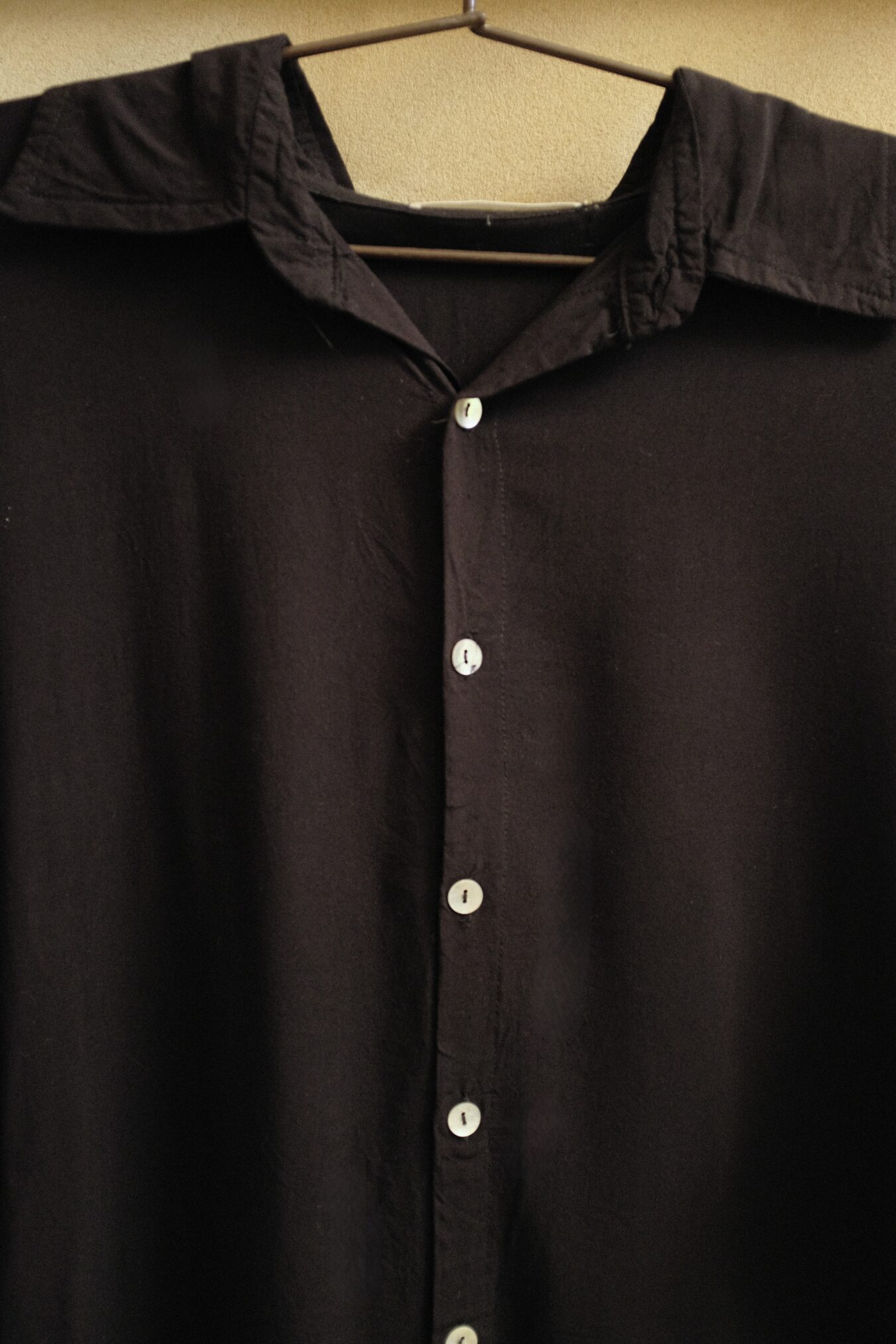 Cropped Buttoned Shirt In Black - Image 6