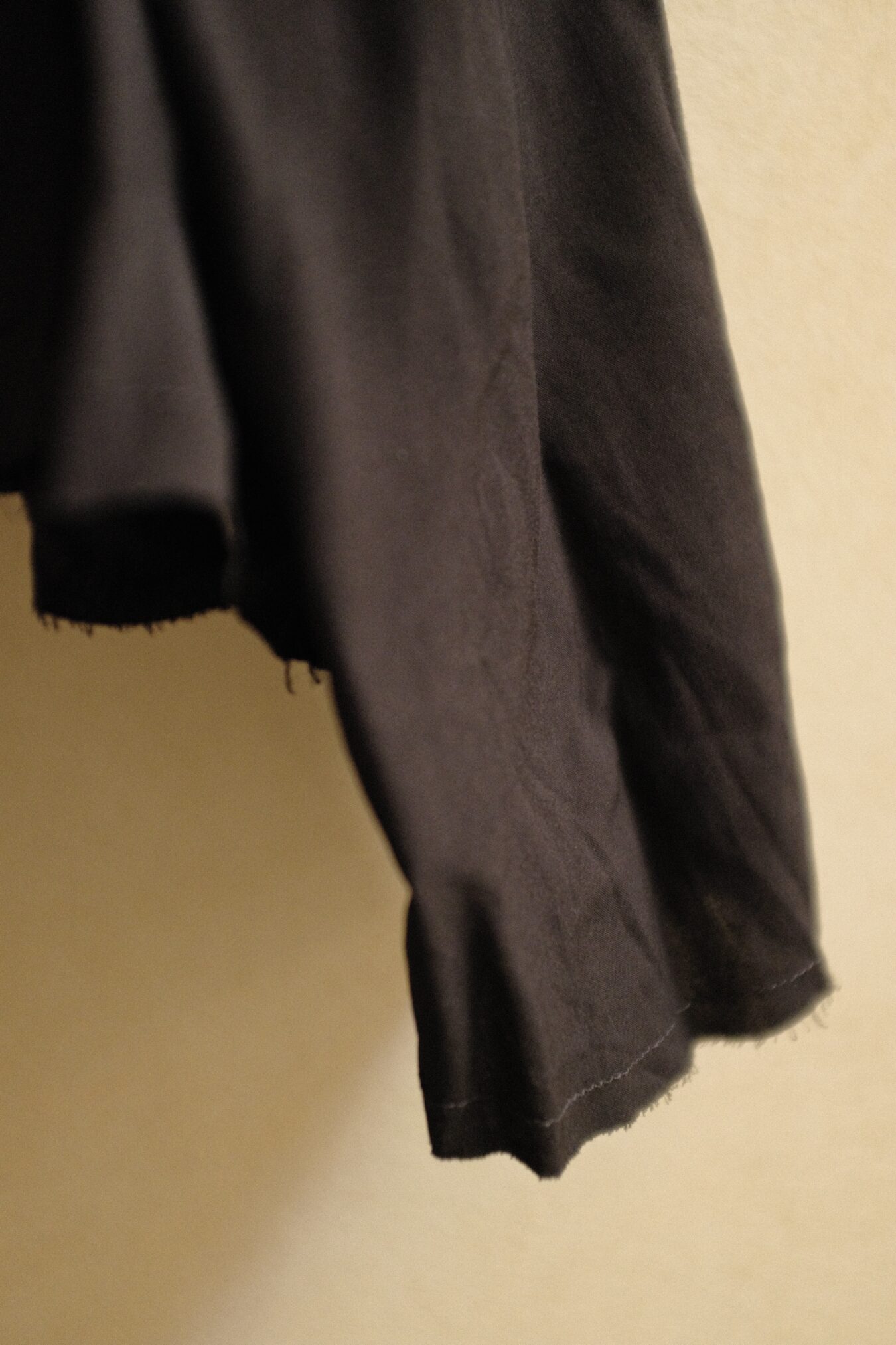 Cropped Buttoned Shirt In Black - Image 5
